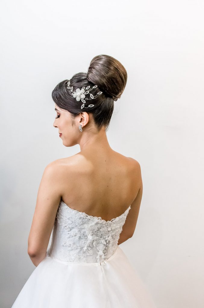 noiva com buque de rosa