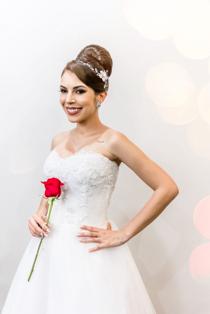 noiva com buque de rosa