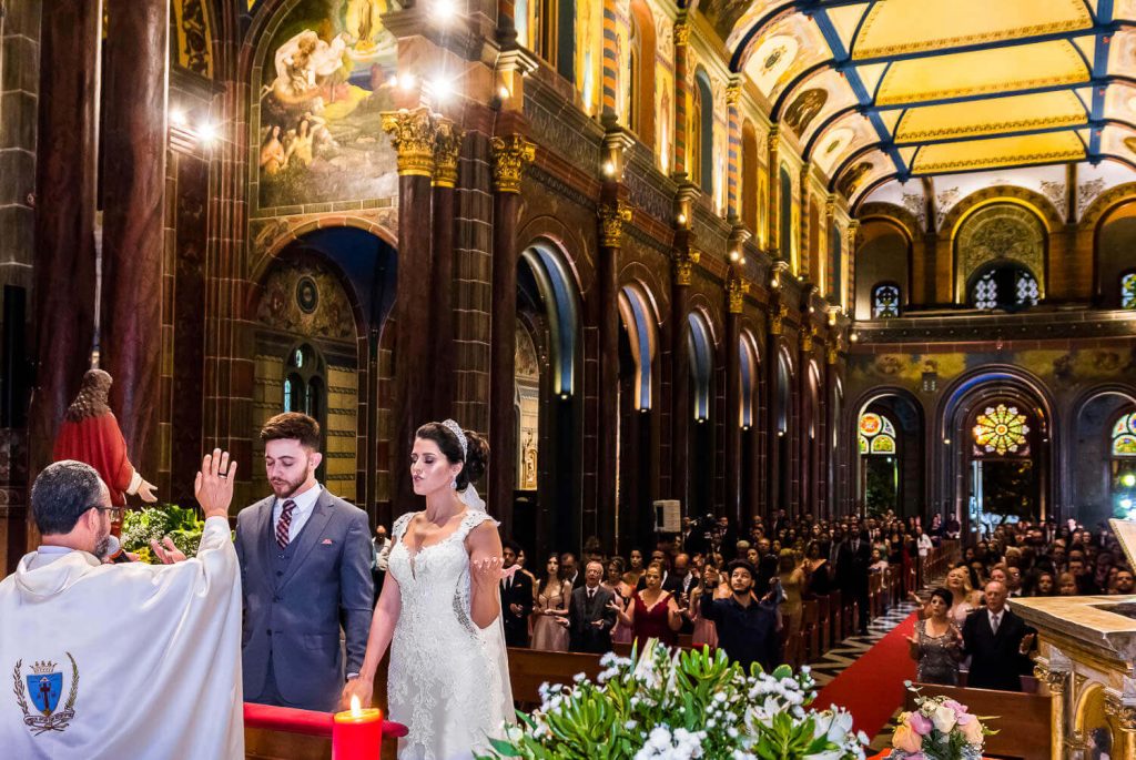 noivos orando em casamento na Igreja São José BH