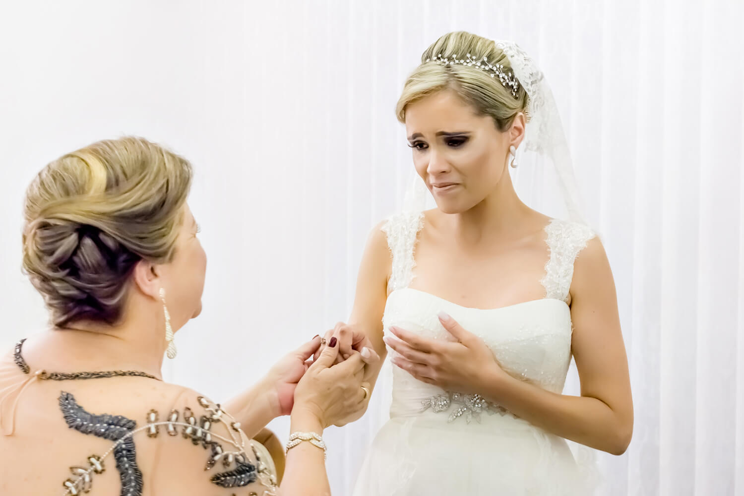 noiva e mãe emocionadas casamento BH