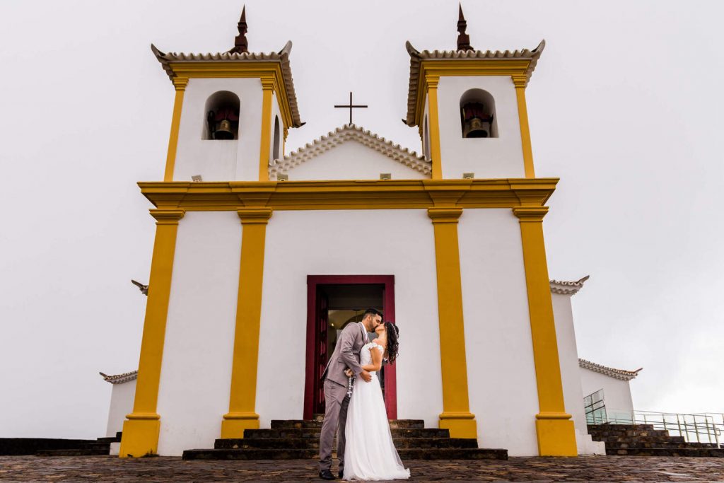 noivos na porta da Basílica Nossa Senhora da Piedade casamento Caeté