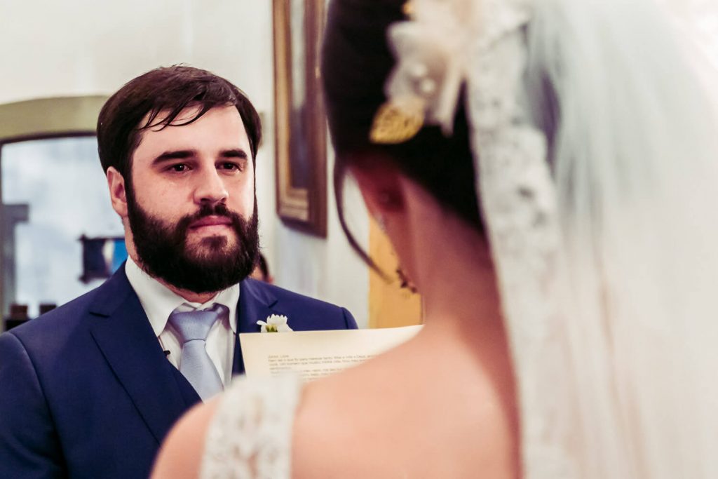 noivo emocionado casamento Capela Santa Terezinha BH