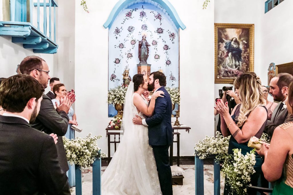 beijo dos noivos casamento Capela Santa Terezinha BH