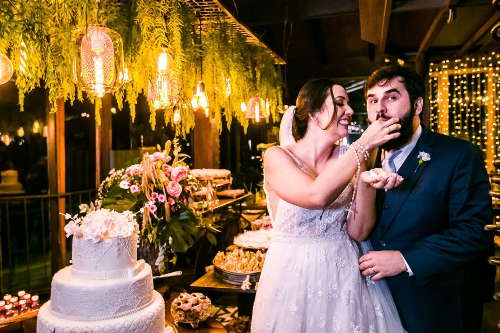 noivos noiva na festa casamento Utopica Eventos