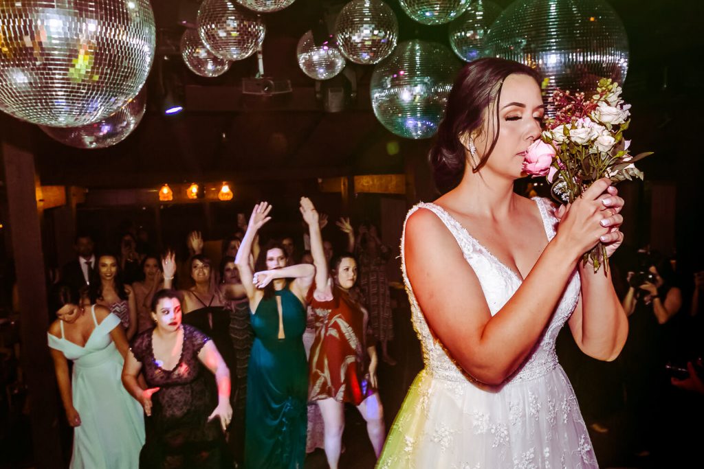 noiva jogando buque noiva casamento Utopica Eventos