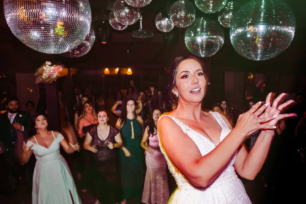 noiva jogando buque casamento Utopica Eventos