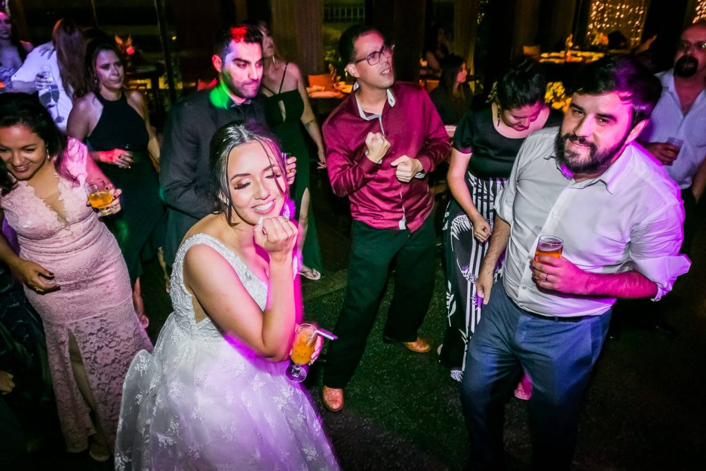 noivos na festa casamento Utopica Eventos