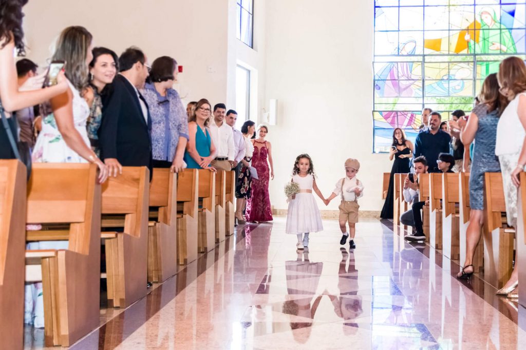 pajens e daminha entrando casamento Igreja Sagrada Família Ouro Branco