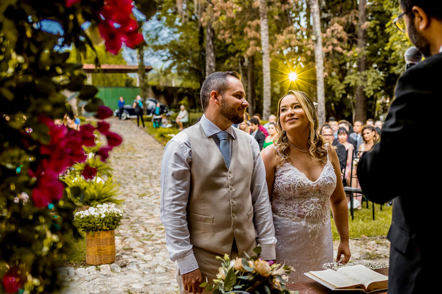 Casamento ao ar livre, durante o pôr do sol, em BH