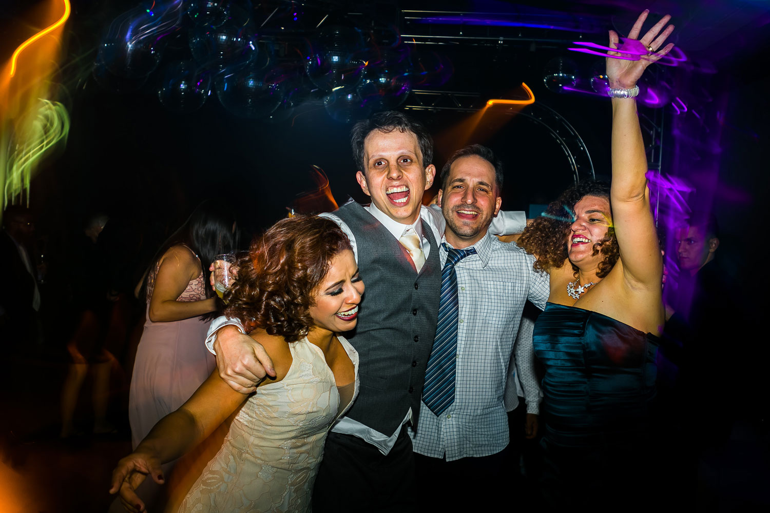 Devo convidar colegas de trabalho para casamento