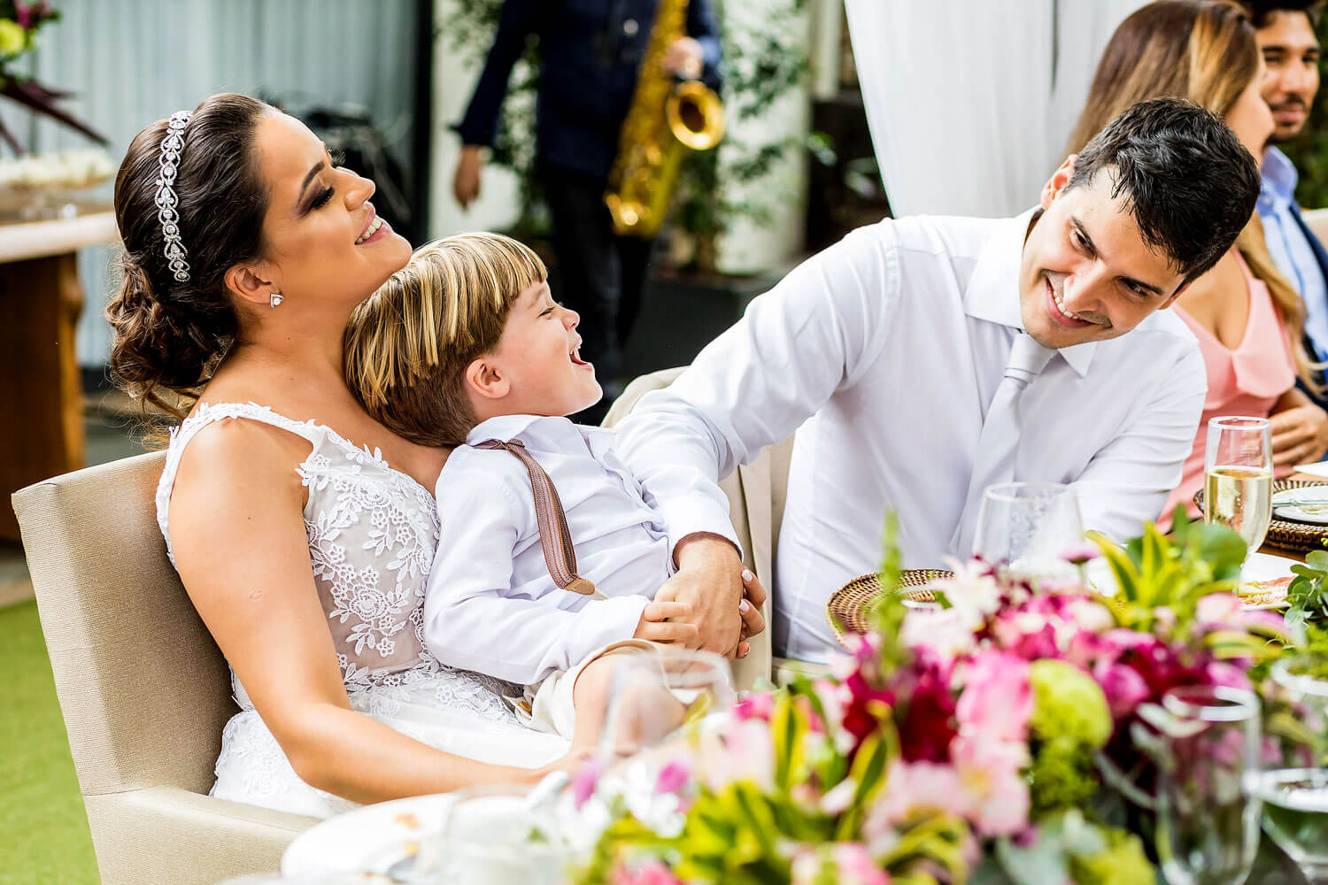 Criança convidada em um casamento
