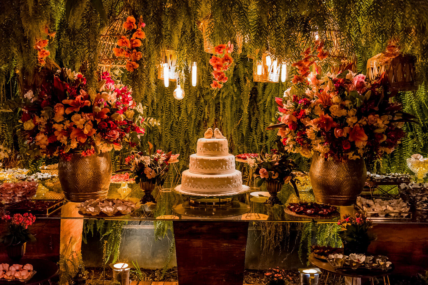 Decoração aérea para mesa de bolo em casamento BH