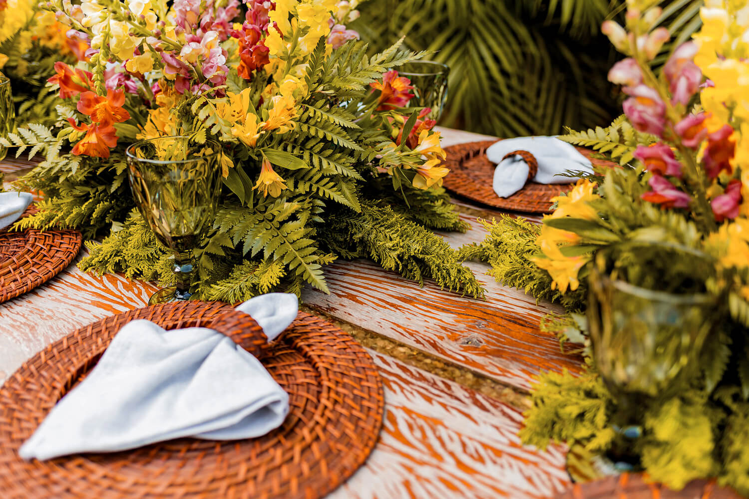 Decoração da mesa de um casamento no campo
