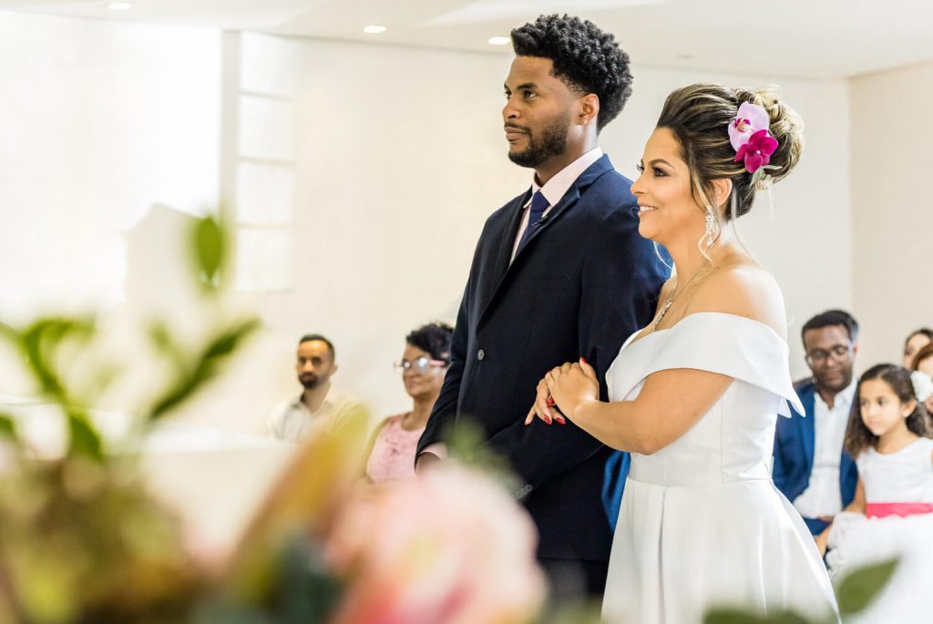 noivos no altar micro wedding no sítio na Pampulha