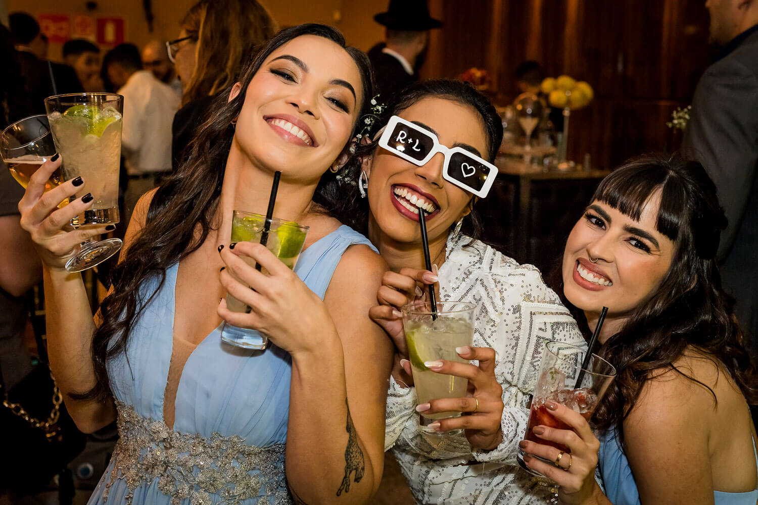 Noiva com amigas em casamento BH