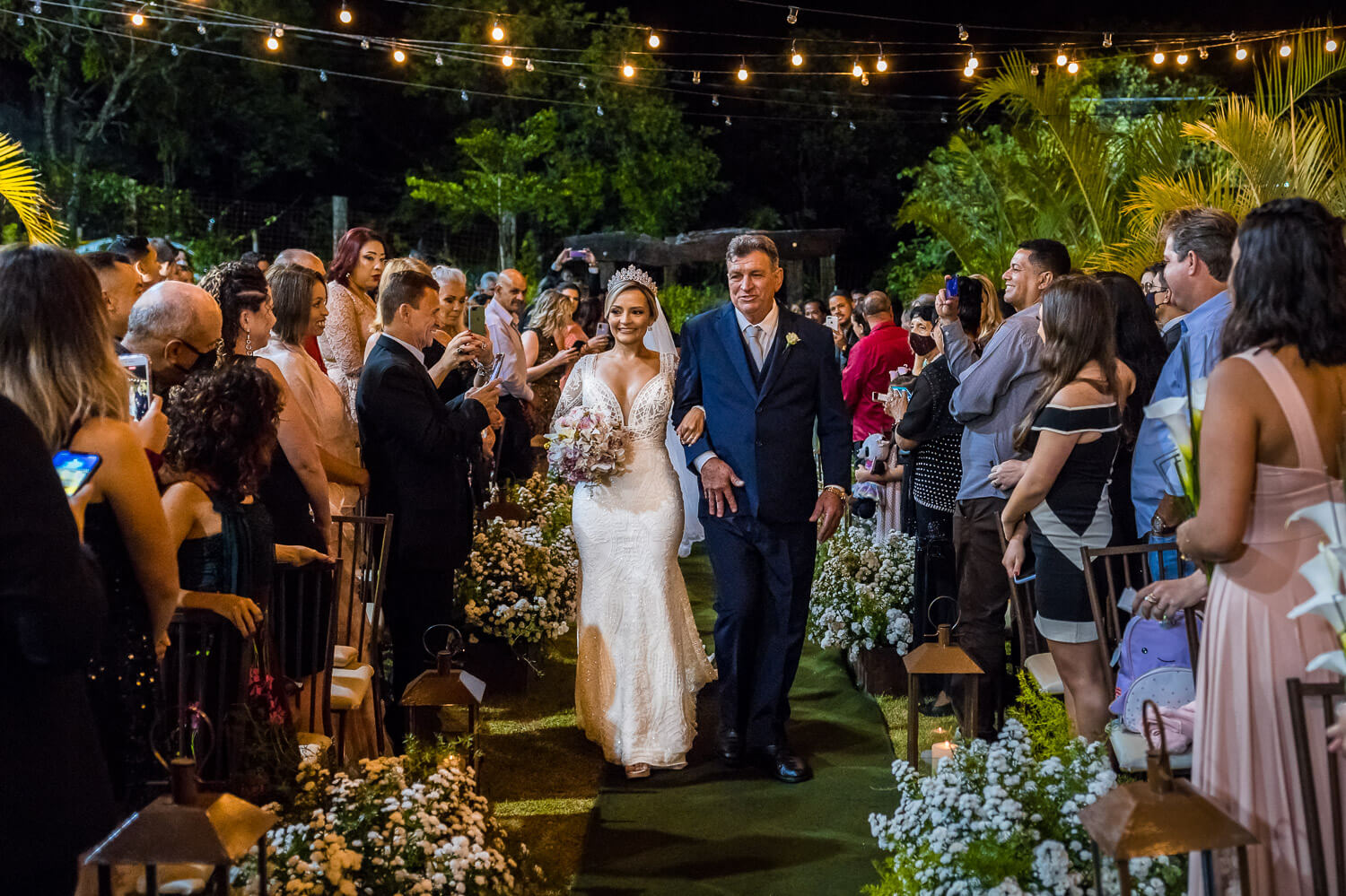 Entrada da noiva em casamento na Casa Giardini, em Confins