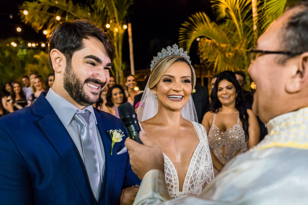 Noivos sorrindo no altar, casamento na Casa Giardini, em Confins