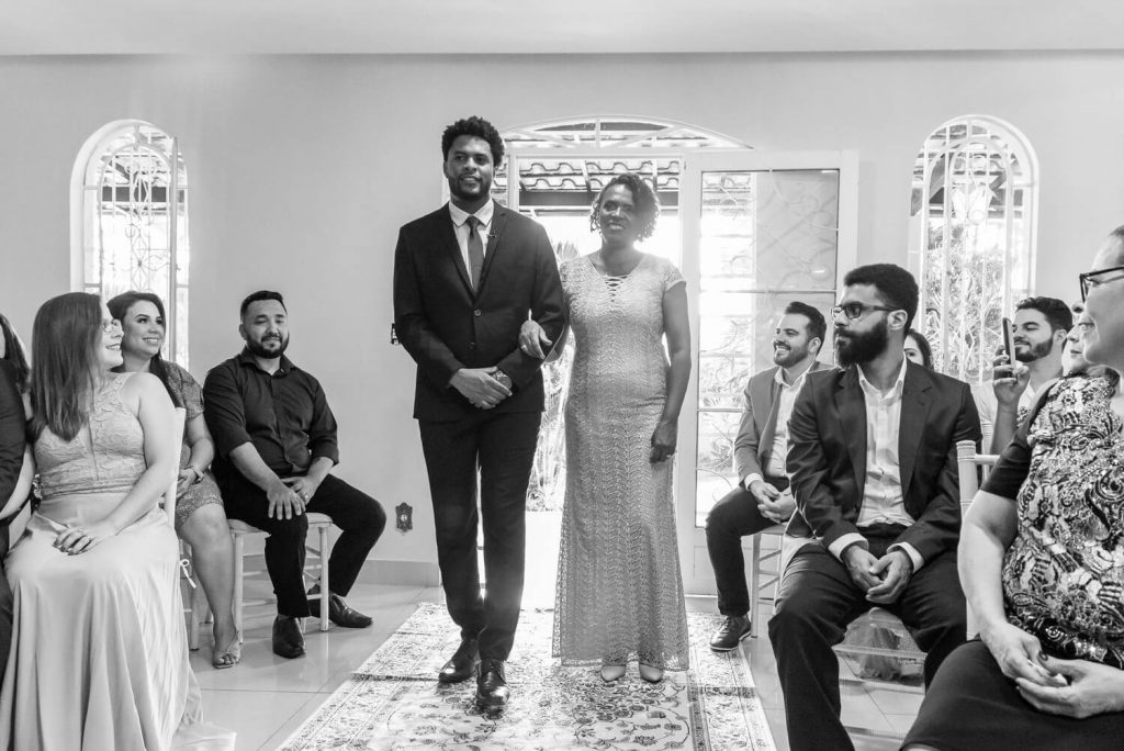 entrada noivo mini wedding em casa na Pampulha