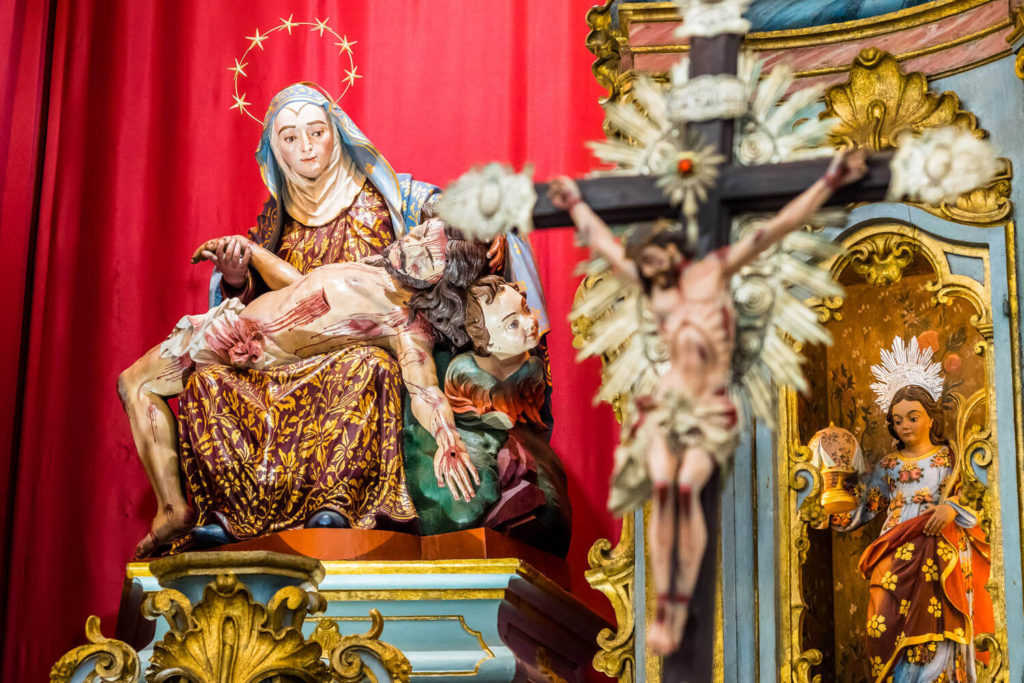 altar com obras de Aleijadinho na Basílica Nossa Senhora da Piedade