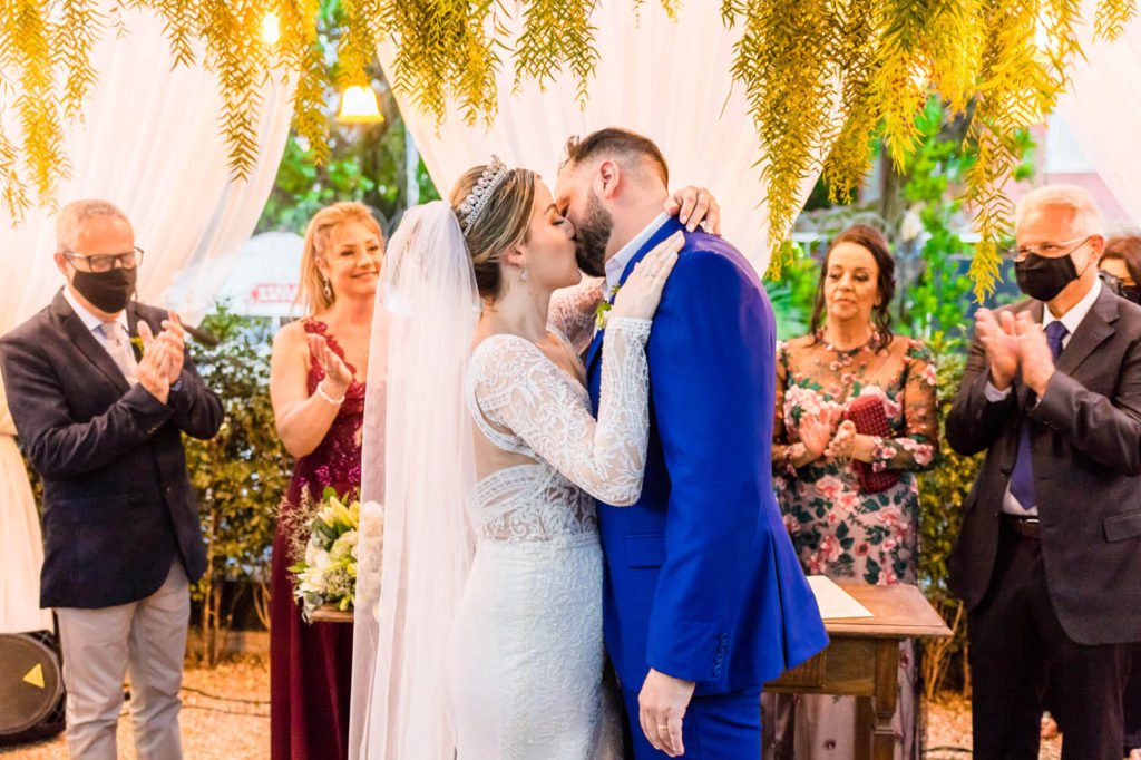 Beijo dos noivos em mini wedding no restaurante O Conde