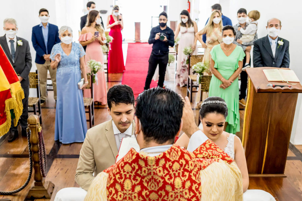 benção dos noivos em casamento na Basílica Nossa Senhora da Piedade, em Caeté