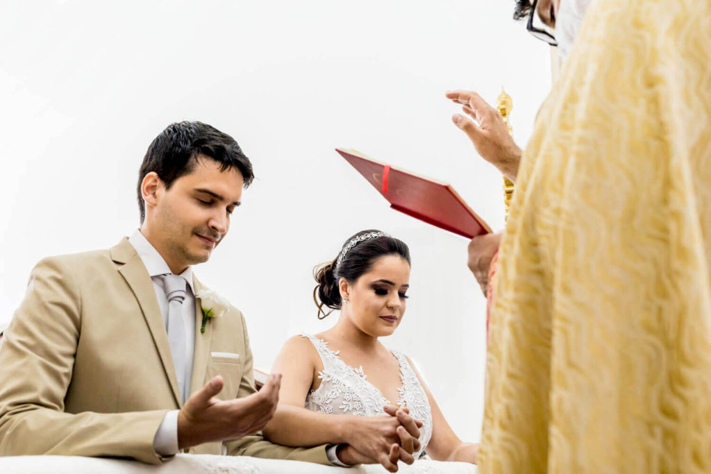 noivos no altar em casamento na Basílica Nossa Senhora da Piedade
