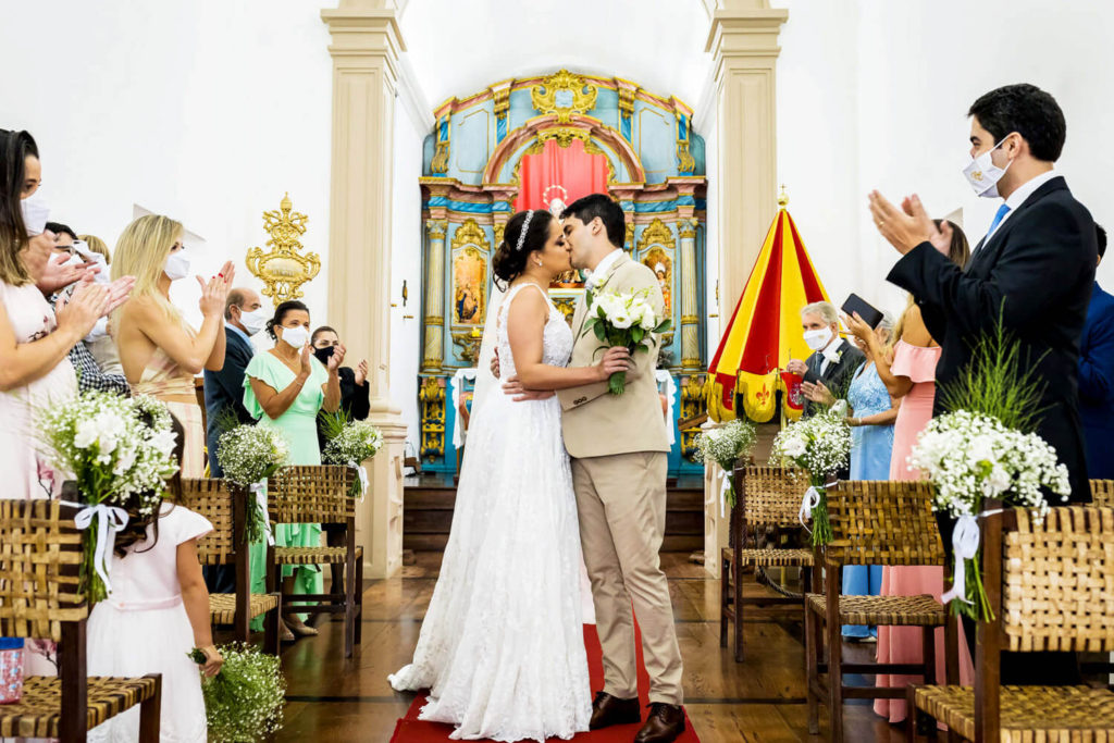 beijo dos noivos em casamento na Basílica Nossa Senhora da Piedade