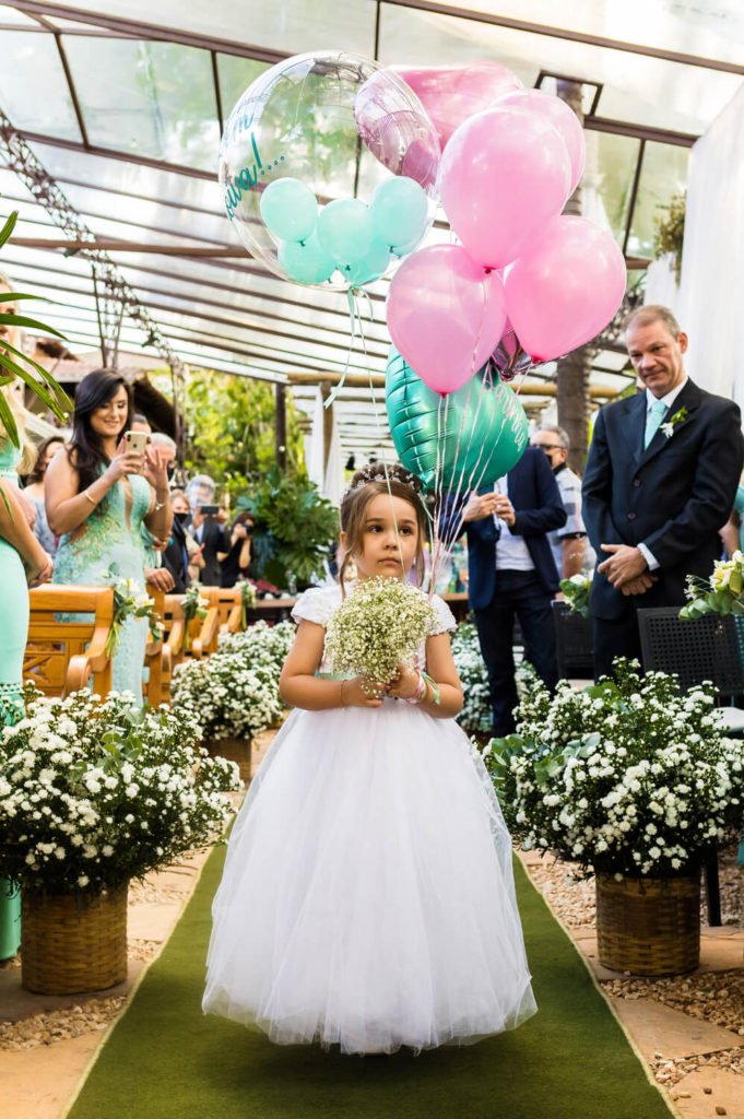 entrada da daminha em mini wedding no restaurante O Conde