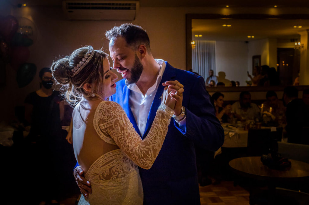 dança dos noivos em mini wedding no restaurante O Conde