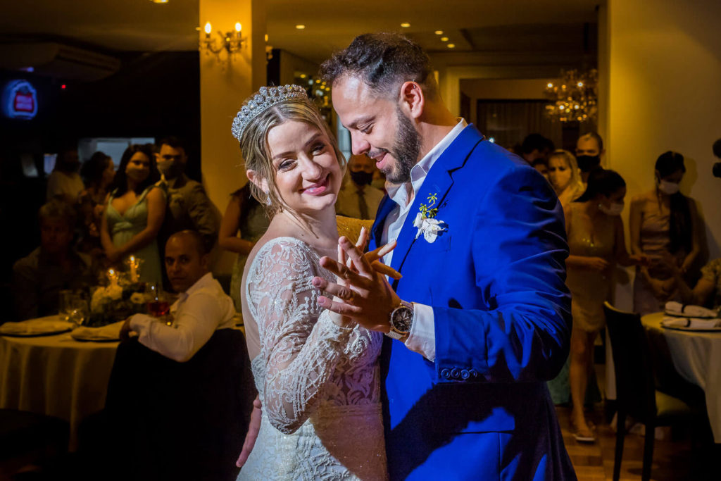 dança dos noivos em mini wedding no restaurante O Conde