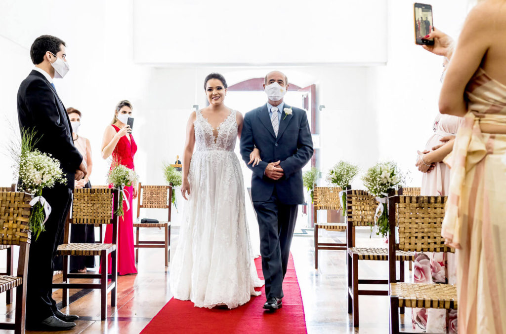 entrada da noiva em casamento na Basílica Nossa Senhora da Piedade