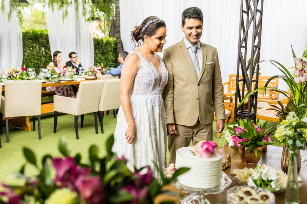 Noivos na mesa de bolo, mini wedding realizado no restaurante O Conde, em BH