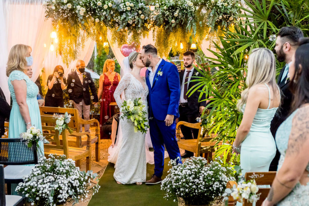 beijo dos noivos em mini wedding no restaurante O Conde