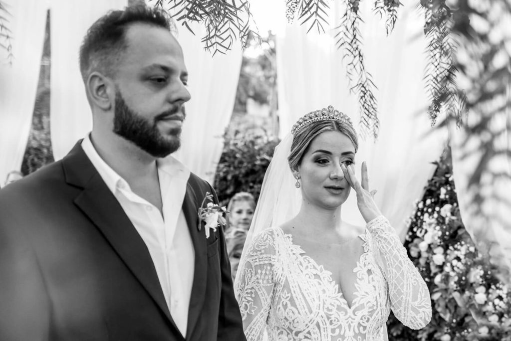 noiva chorando em mini wedding no restaurante O Conde