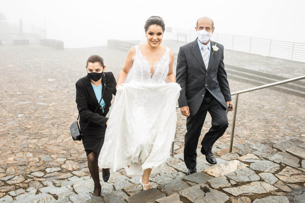 noiva chegando na Basílica de Nossa Senhora da Piedade, em Caeté