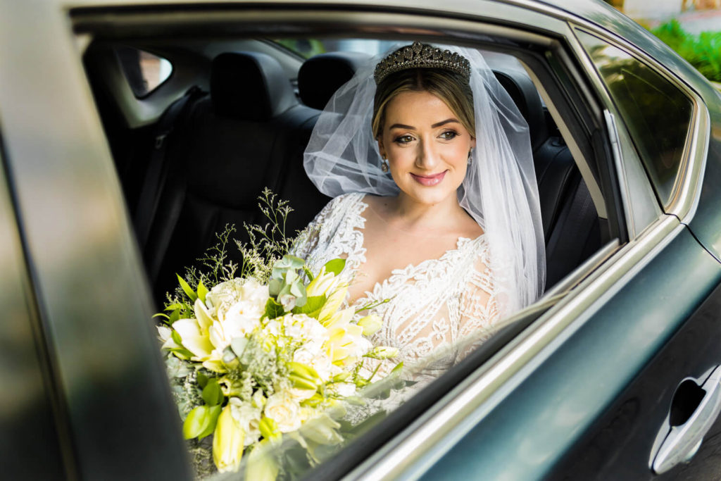 noiva no carro em mini wedding no restaurante O Conde