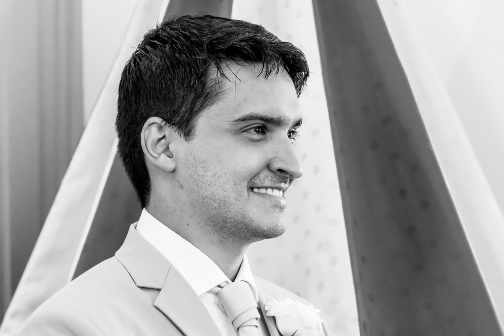 noivo emocionado em casamento na Basílica Nossa Senhora da Piedade