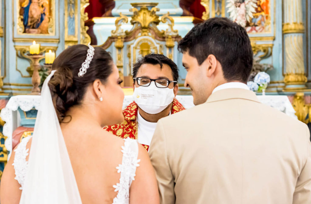 noivos em casamento na Basílica Nossa Senhora da Piedade