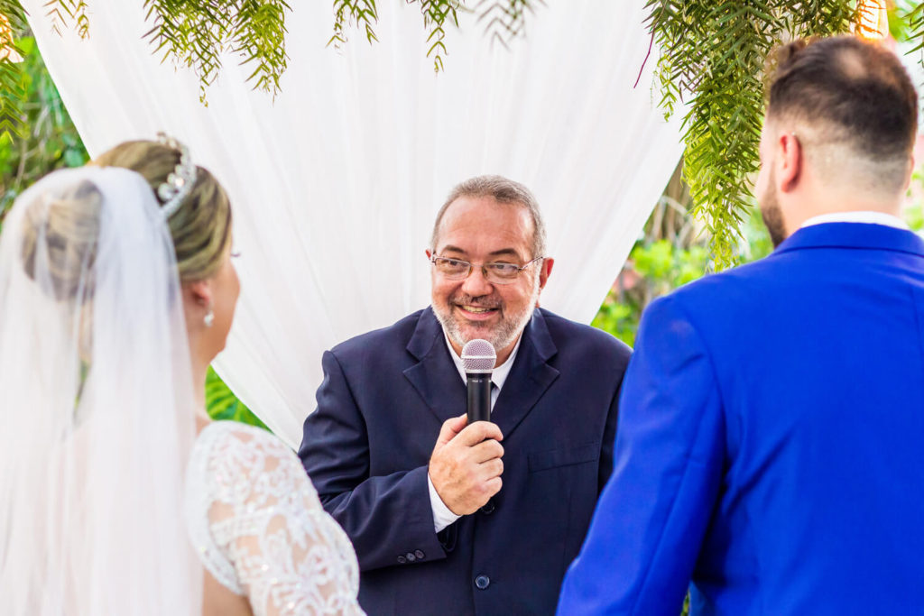 celebrante em mini wedding no restaurante O Conde