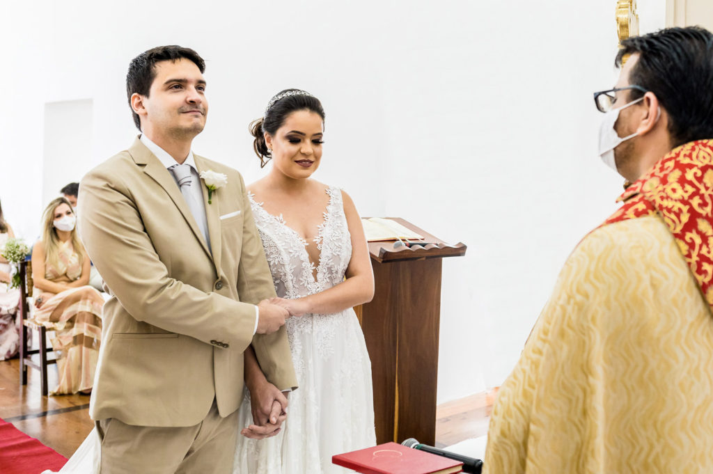noivos emocionados em casamento no Santuário da Piedade, em Caeté