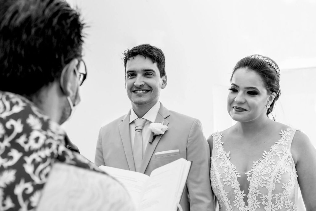 noivos sorrindo em casamento na Basílica Nossa Senhora da Piedade