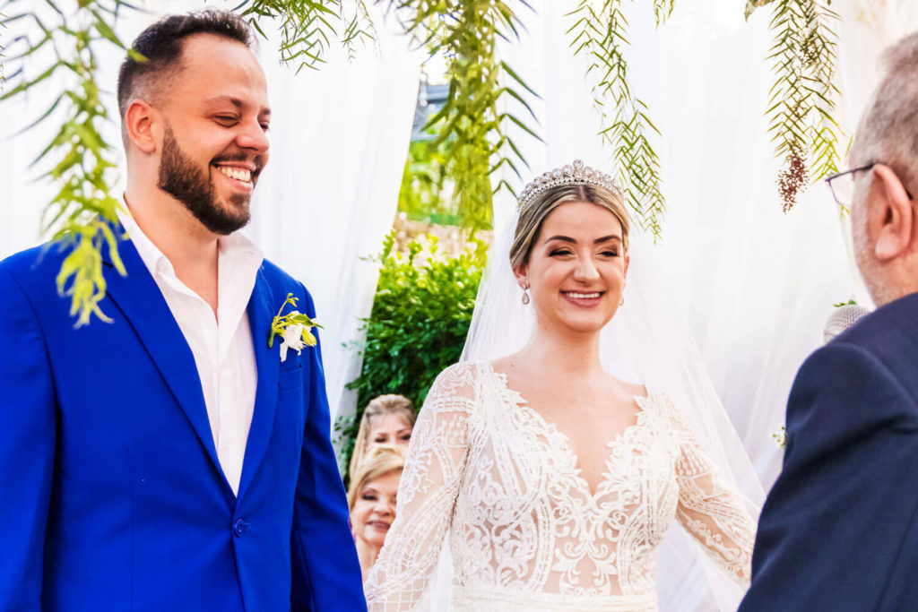 noivos alegres em mini wedding no restaurante O Conde
