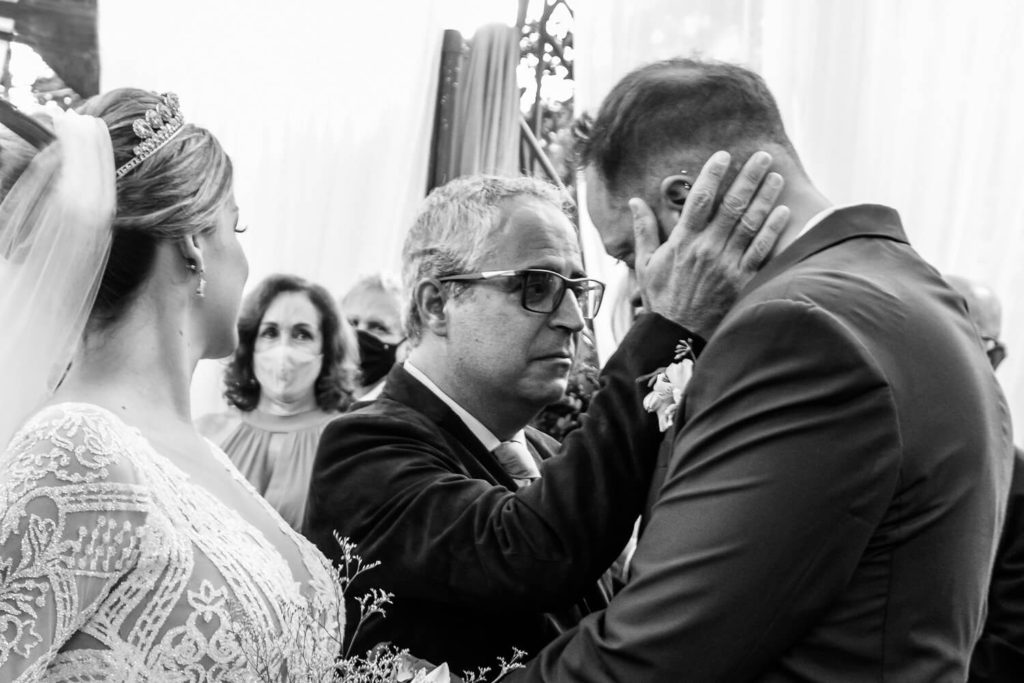 pai da noiva e noivo em mini wedding no restaurante O Conde