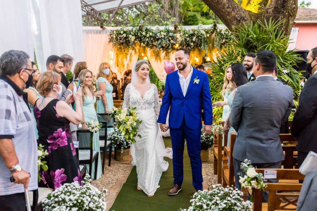 saída dos noivos em mini wedding no restaurante O Conde