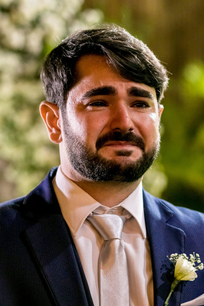 noivo emocionado em casamento na Casa Giardino Eventos