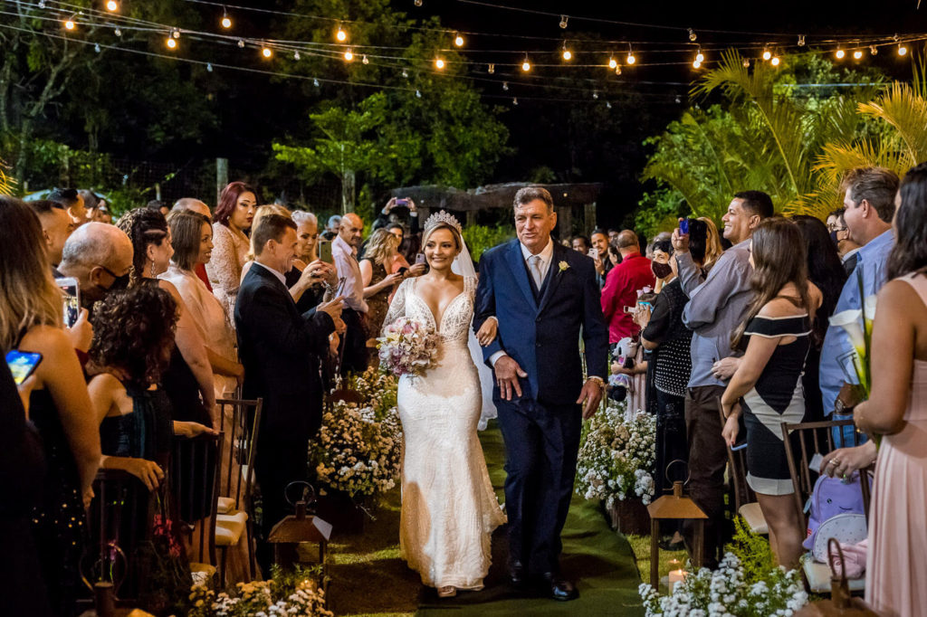 entrada da noiva em casamento na Casa Giardino Eventos