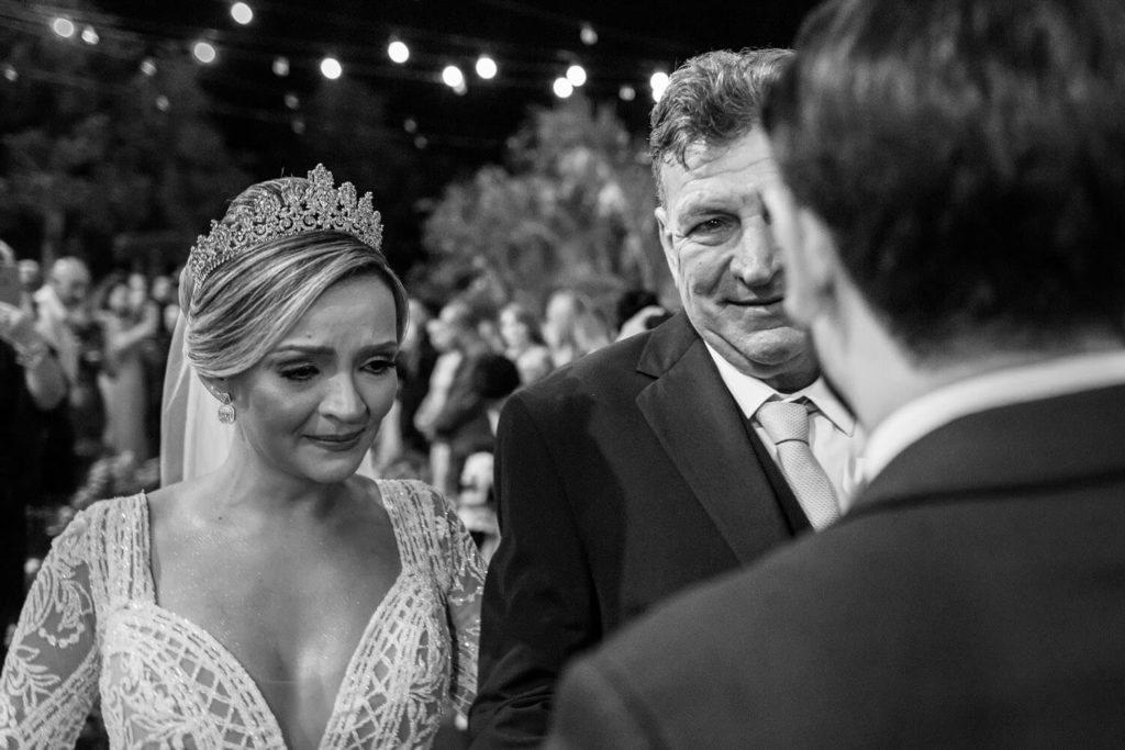 noiva emocionada entrada da noiva em casamento na Casa Giardino Eventos