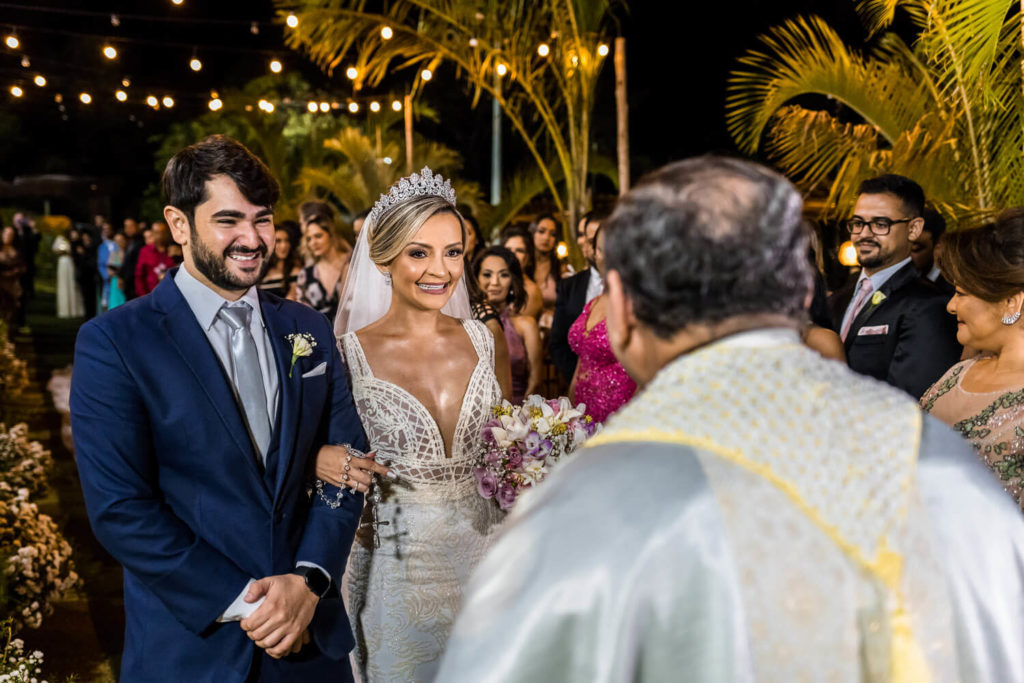 noivos no altar em casamento na Casa Giardino, Confins / MG