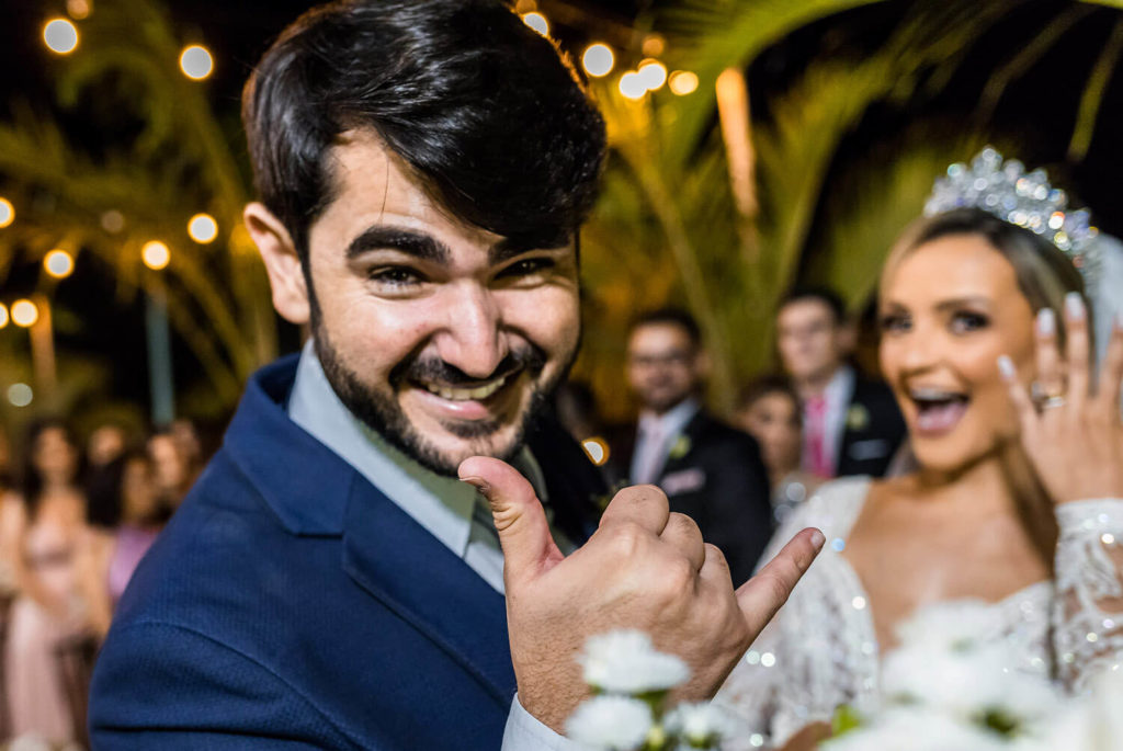 noivos no altar em casamento na Casa Giardino, Confins / MG