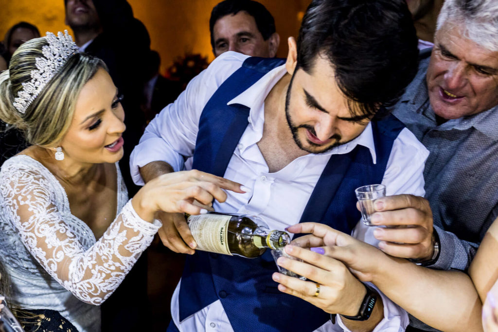 noivos bebendo cachaça em casamento na Casa Giardino, Confins / MG